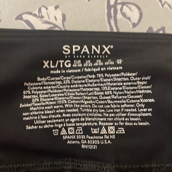 NWT Spanx 5” Black Get Moving short with pocket - Picture 6 of 6